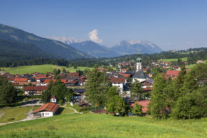 Blick auf Reit im Winkl mit Pfarrkirche Sankt Pankratius dahinter Wilder und Zahmer Kaiser, Chiemgauer Alpen, Chiemgau, Oberbayern, Bayern, Süddeutschland, Deutschland, Europa Blick auf Reit im Winkl mit Pfarrkirche Sankt Pankratius dahinter Wilder und Zahmer Kaiser, Chiemgauer Alpen, Chiemgau, Oberbayern, Bayern, Süddeutschland, Deutschland, Europa